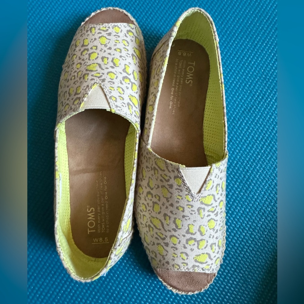 NWOB Toms Women’s Tan Animal Print Open Toed Alpargata Slip-On